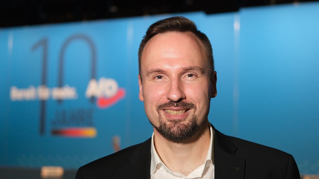 Der AfD-Politiker Arno Bausemer sieht sich mit dem Vorwurf konfrontiert, bei seinem Lebenslauf getrickst zu haben