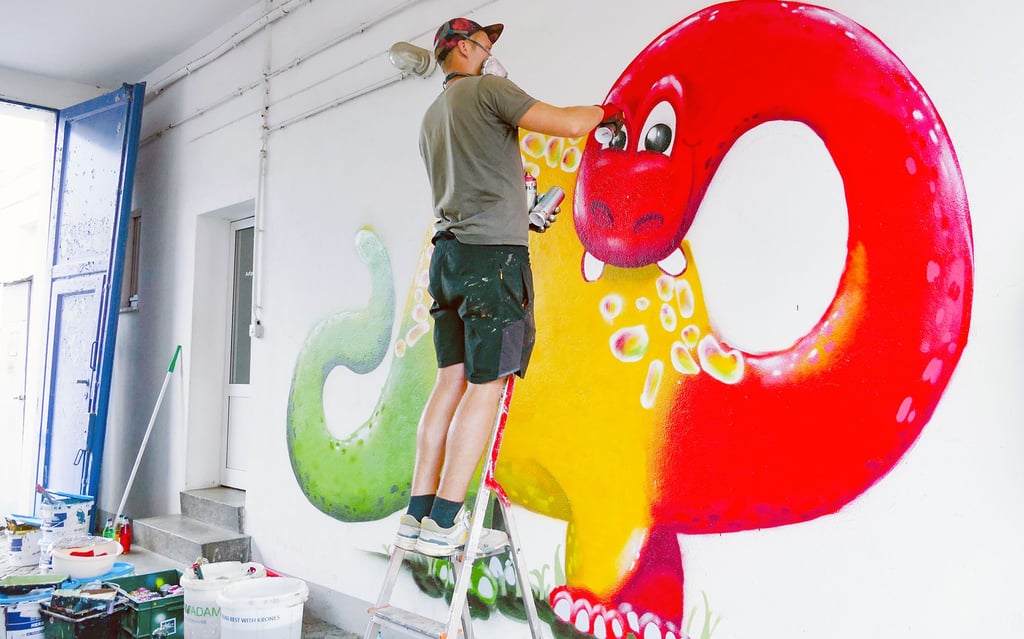 Oliver Johannsen von „Fokuz-Designe“ gibt dem Brauereimaskottchen bei dem Graffiti-Projekt der Jugendclubs Zahna und Elster letzten Schliff.