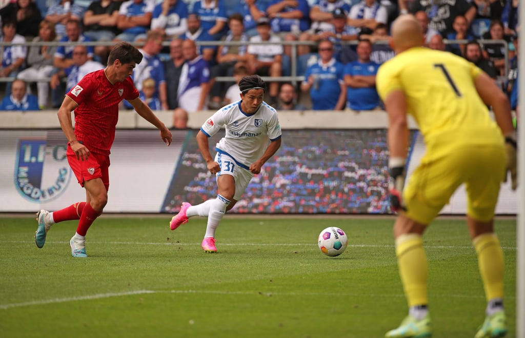 Freut sich, Keita Endo zu sehen: Tatsuya Ito vom 1. FC Magdeburg (hier im Test gegen den FC Sevilla.