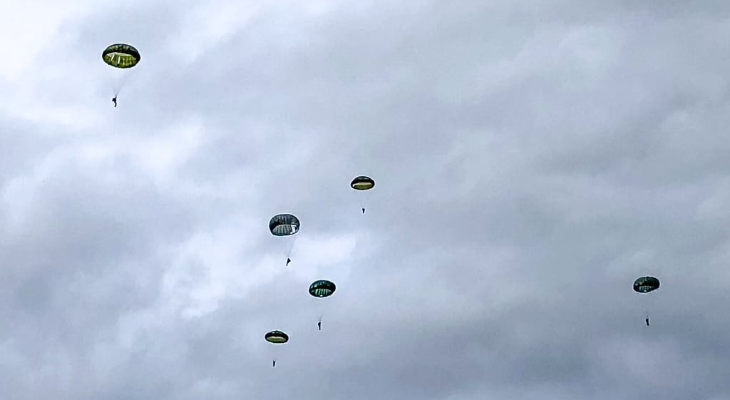 In etwa 600 bis 800 Metern Höhe „abgesetzt", schweben die Rundkappenspringer Richtung Boden.
