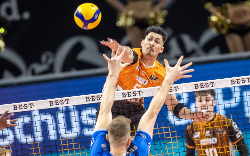 Berlins Nehemiah Mote (r) spielt den Ball gegen Lucas van Berkel von VfB Friedrichshafen.