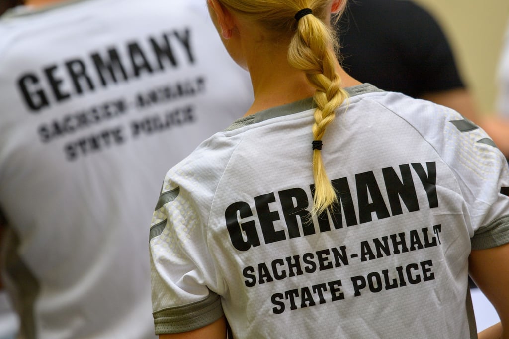 „Germany Sachsen-Anhalt State Police“ ist auf dem Trikot einer Teilnehmerin zu lesen.