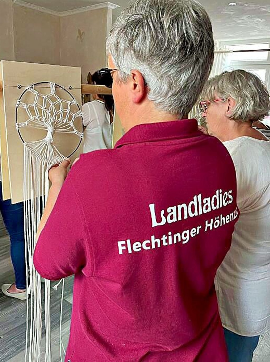 Ganz schön knifflig: Jana Dreven-stedt knüpft an ihrem Lebensbaum.