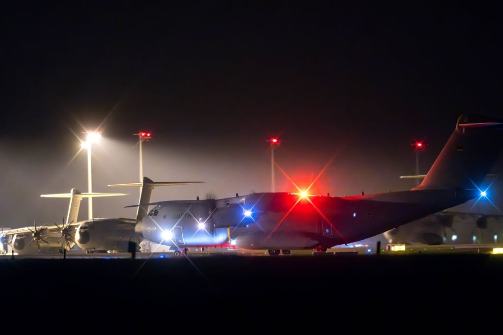 Ein Transportflugzeug vom Typ A400M der deutschen Luftwaffe landet am Fliegerhorst Wunstorf.