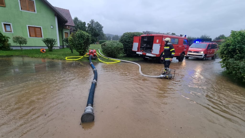 Nach starken Regenfällen ist die Feuerwehr im Bezirk Deutschlandsberg in Österreich im Einsatz.