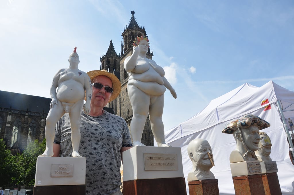 Töpfermarkt auf dem Magdeburger Dom. Kunst – auch mit humorvollen Plastiken – gibt es hier am ersten Augustwochenende 2023. Hier ein Bild des Künstlers Martin Sprave, der in den vergangenen Jahren immer mit dabei war, mit einigen seiner Arbeiten.