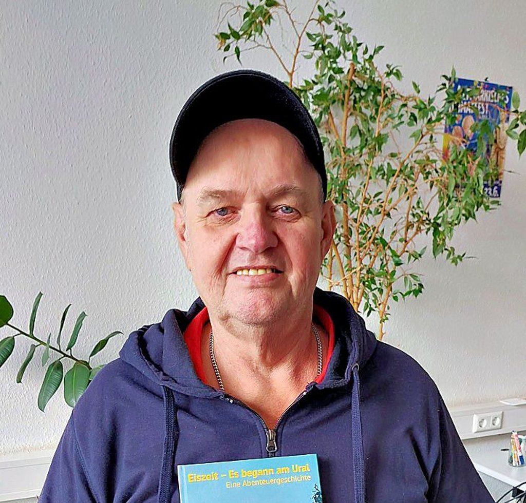 Rainhard Roloff mit einem Exemplar seines Buches „Eiszeit - Es begann am Ural".