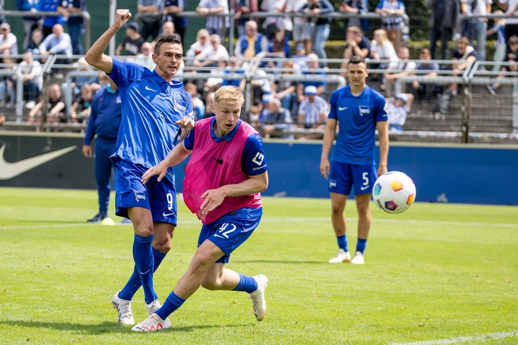 Smail Prevljak (l) kämpft im Trainingsspiel gegen Julian Eitschberger.