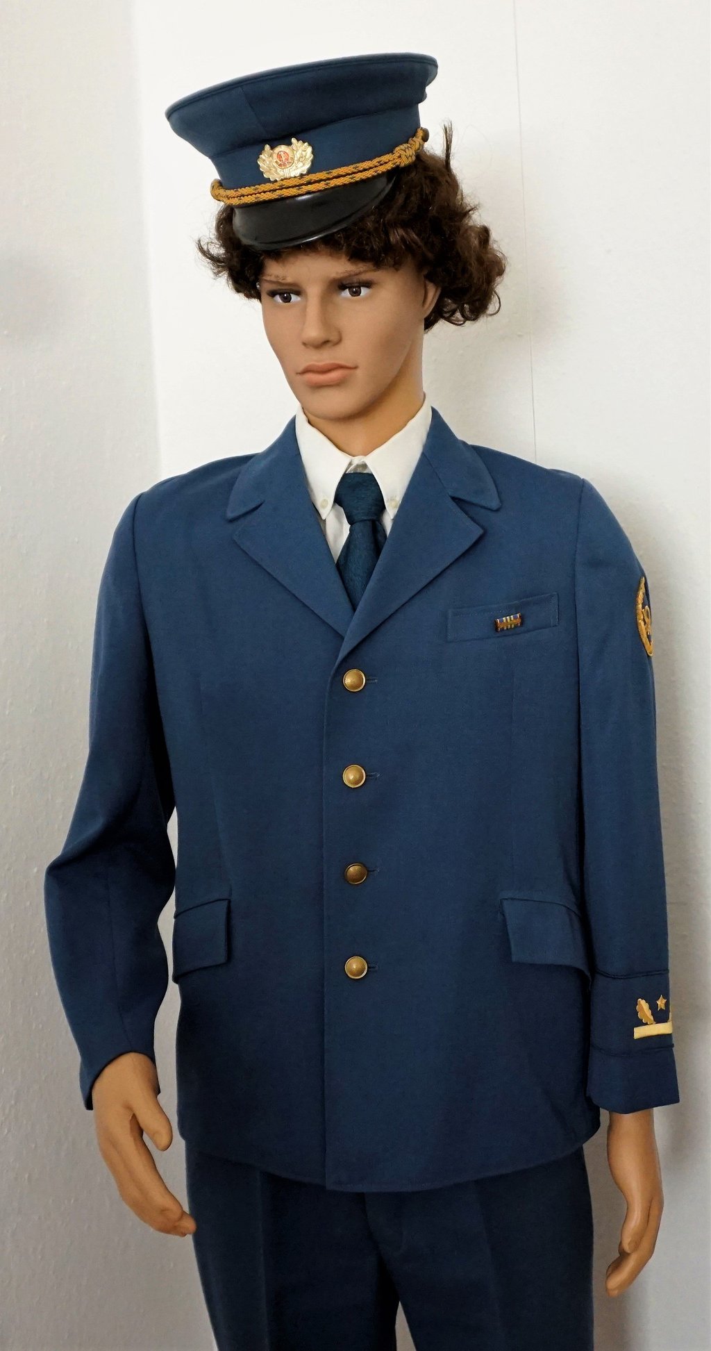 Das gibt es im Kreismuseum: Die Uniform des Postchefs von Genthin zu DDR-Zeiten.