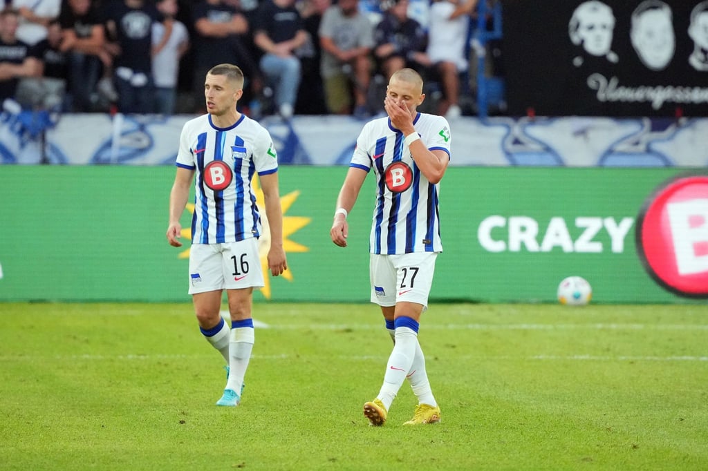 Herthas Herthas Jonjoe Kenny (l) und Palko Dardai (r) zeigen sich nach Spielende enttäuscht.