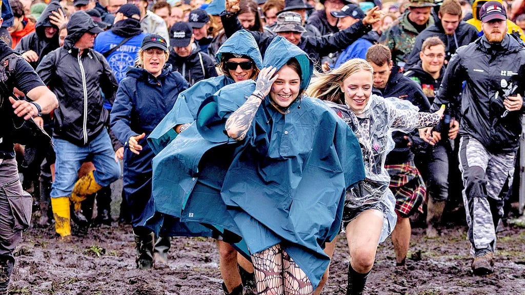 So schlammig war es bislang selten beim Wacken-Open-Air. Den Besuchern, die es geschafft haben, macht das nichts aus.