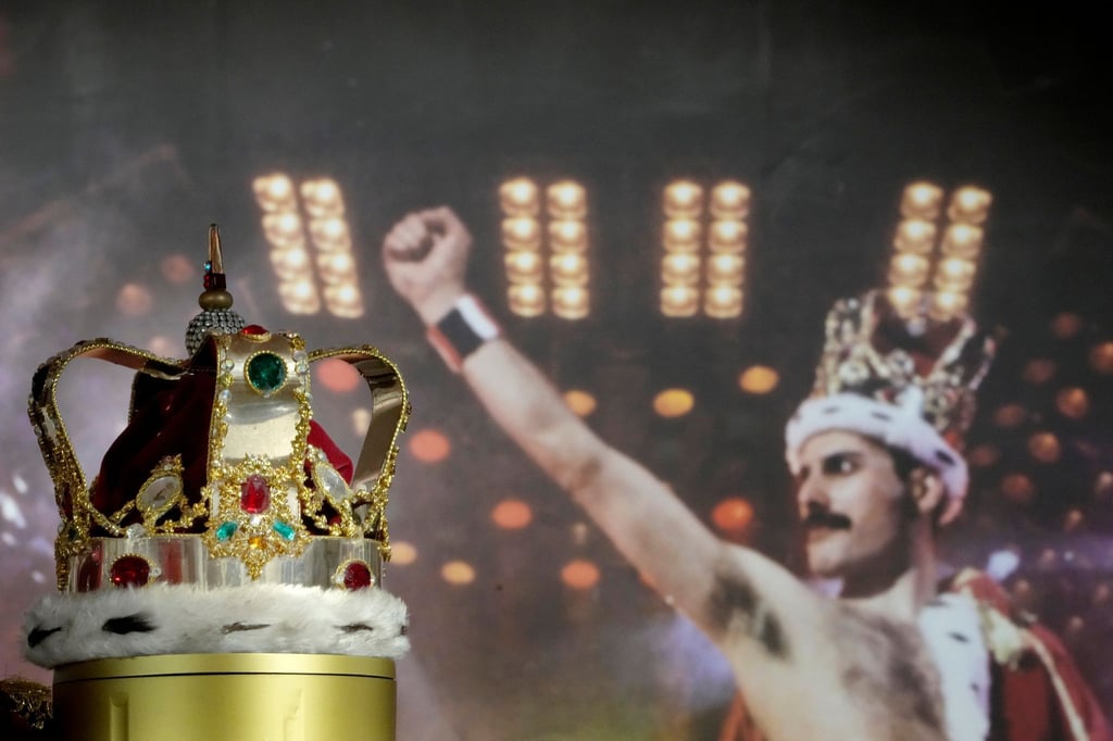 Freddie Mercurys charakteristische Krone, die er während der „Magic“-Tour trug, wird in den Auktionsräumen von Sotheby's ausgestellt.