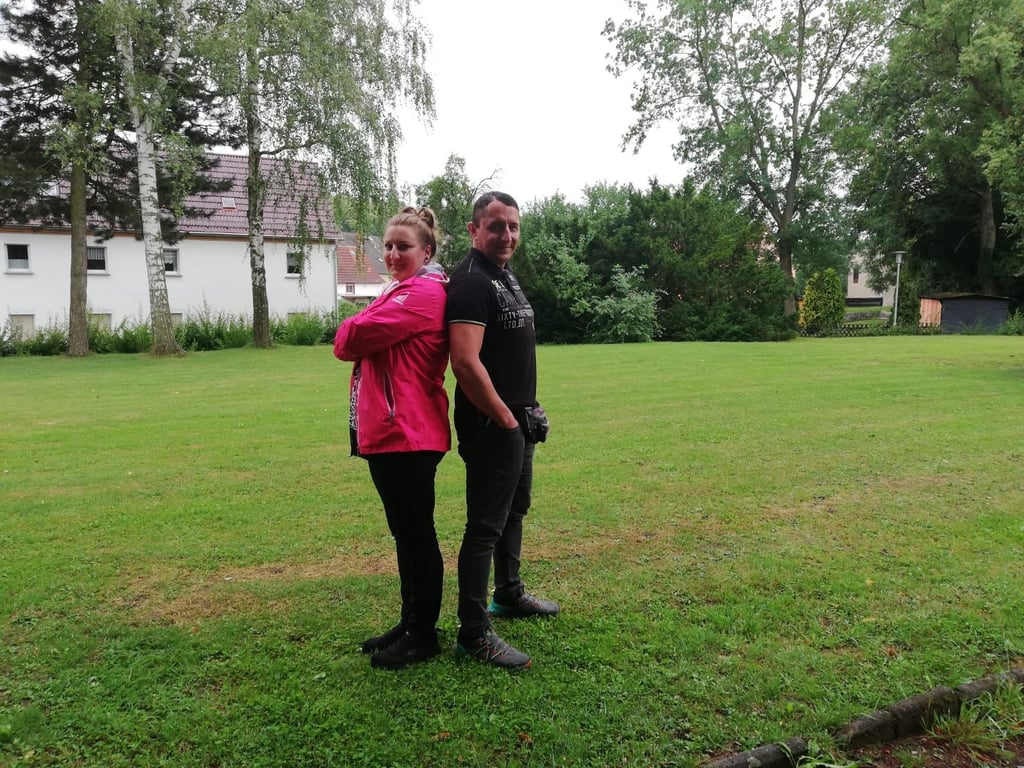 Auf dieser Grünfläche in Kayna soll ein neuer Spielplatz gebaut werden, Carolin und Günter Klotz würde das freuen. Doch hier stand mal eine alte Burg.