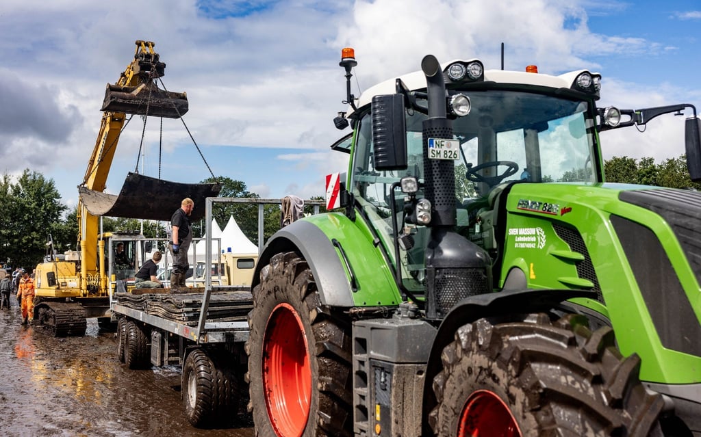 Trecker und Bagger im Einsatz gegen den Matsch.