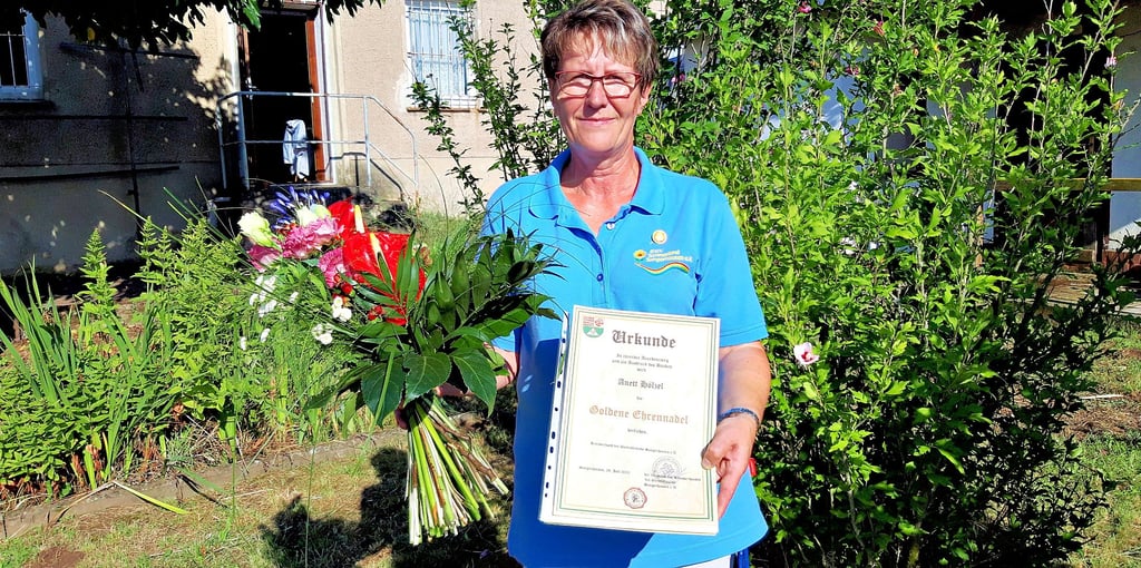 Anett Hölzel ist mit der Goldenen Ehrennadel des Kreisverbands der Gartenfreunde Sangerhausen ausgezeichnet worden.