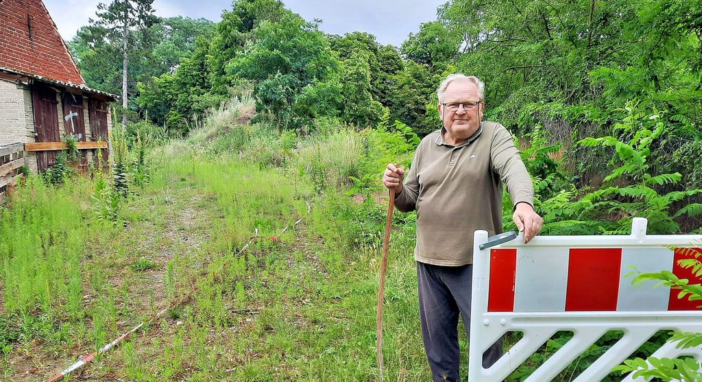 Kurt Stenzel aus Vinzelberg fragt sich, wann und ob der geplante Weg vor seiner Haustür für Fußgänger hergerichtet wird. Links der alte Pfad, der über ein Privatgrundstück verläuft und nicht mehr genutzt werden darf.