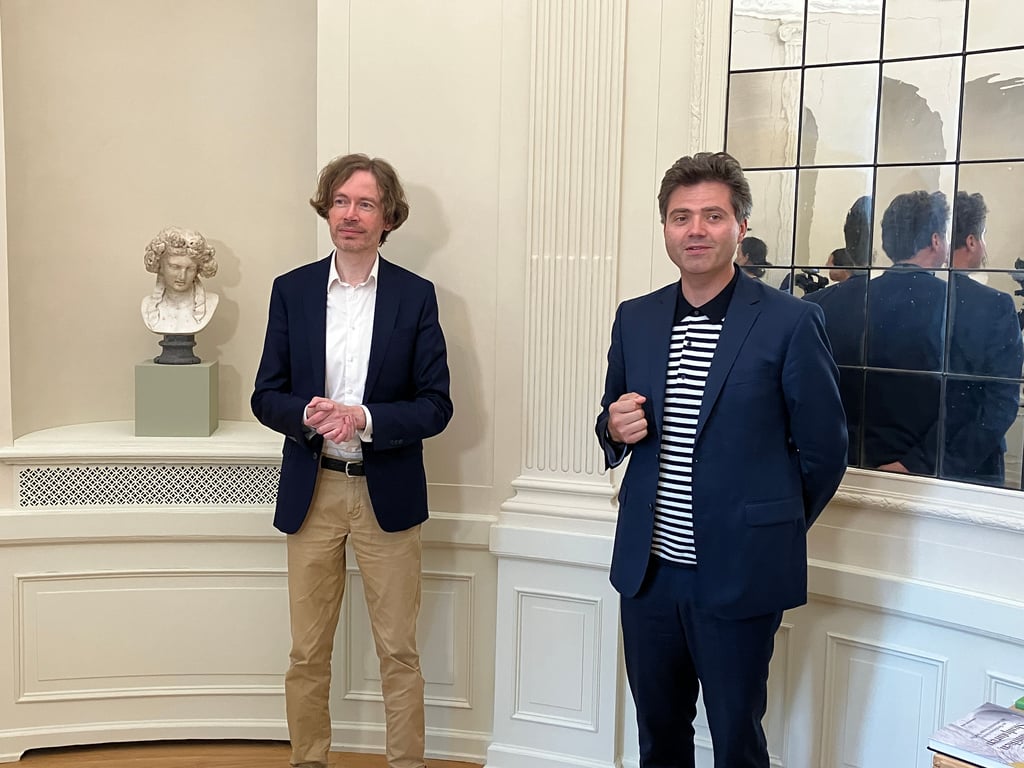 Der Direktor der Anhaltischen gemäldegalerie, Ruben Rebmann (l.) stellt die Büsten der Öffentlichkeit vor. Mit dabei ist auch Oberbürgermeister Robert Reck.
