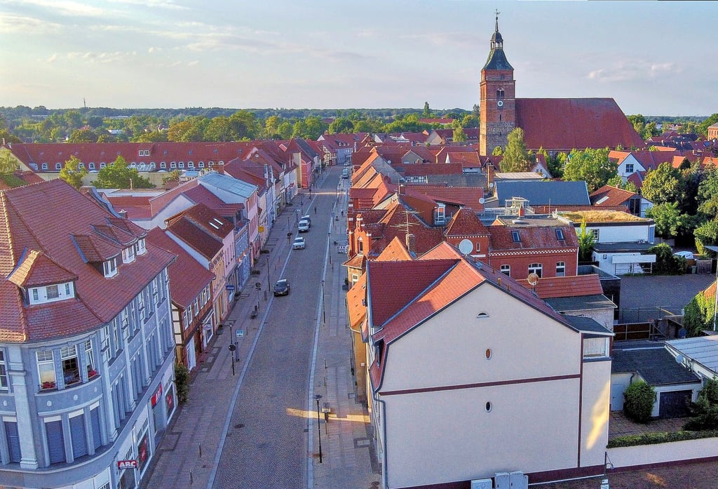 Blick auf dieInnenstadt der Kleinstadt Osterburg im Landkreis Stendal. Entlang der Einkaufsmeile fehlt es an Grün.