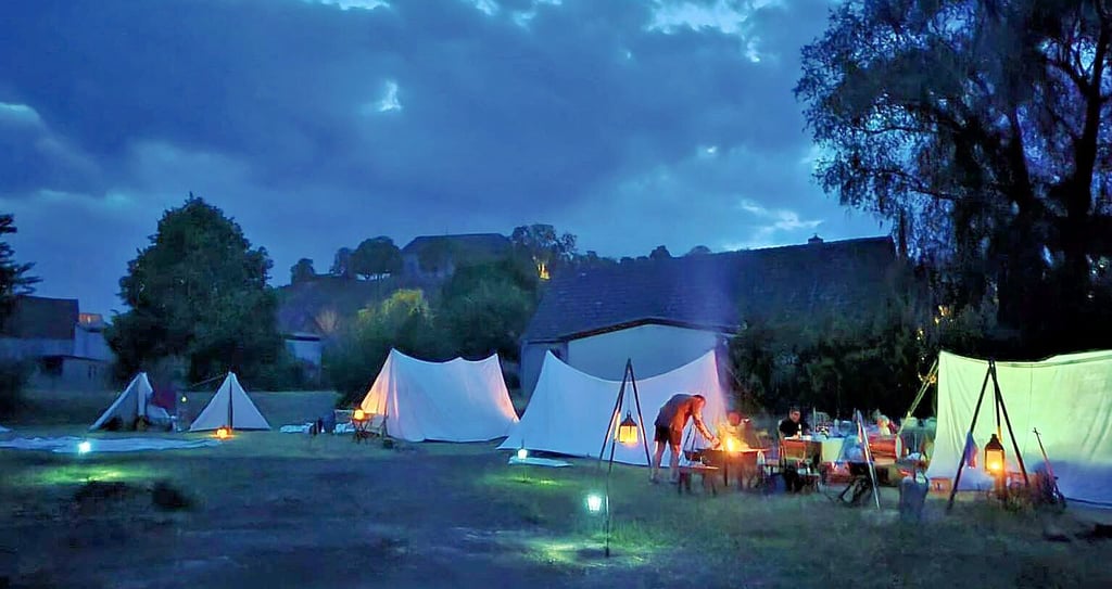 Abendliche Romantik zieht ein: Lagerfeuer knistern, Melodien aus alter Zeit erklingen, und die Märchenstunde „Das blaue Licht“ beginnt.