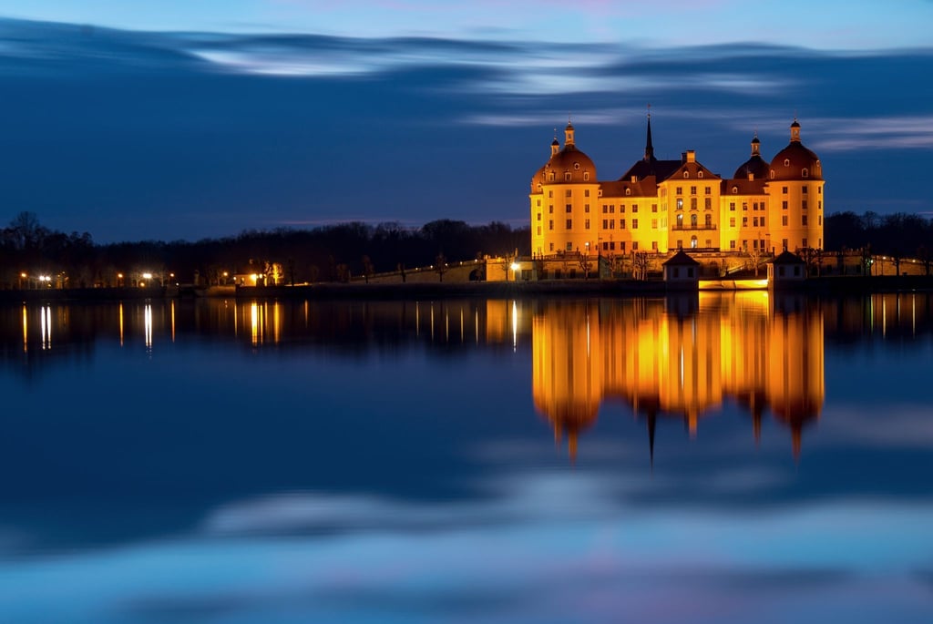 Das beleuchtete Schloss Moritzburg.