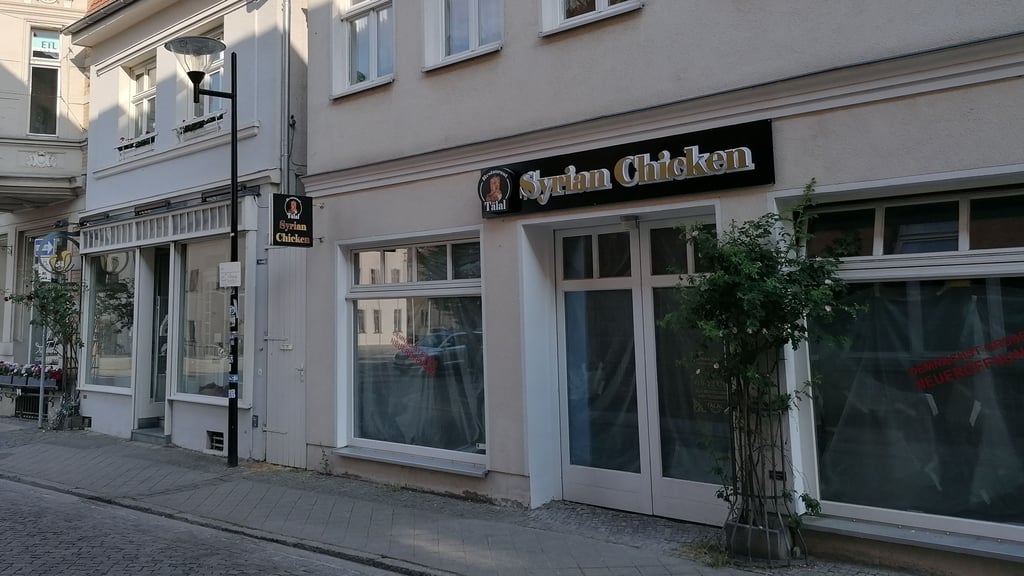 Der neue Imbiss Syrian Chicken am Marktplatz in Stendal eröffnet später als gedacht.