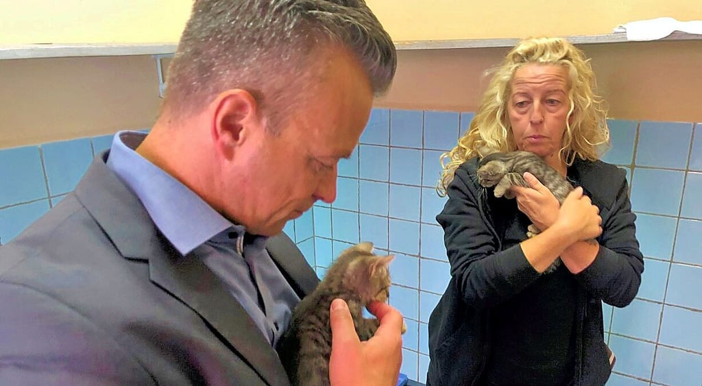 Tierheimleiterin Grit Bürger und Landrat Andy Grabner im Katzenhaus nach der Scheckübergabe für das Tierheim in Bitterfeld.
