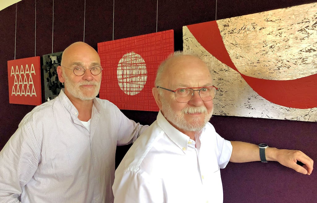 Der Dessauer Holzgestalter Jürgen Ludwig (r.) zeigt bis Ende August Arbeiten im Café-Bistro im Dessauer Bauhaus. Cafébetreiber Stephan Serfling (l.) lädt hier zu monatlich wechselnden Ausstellungen ein.