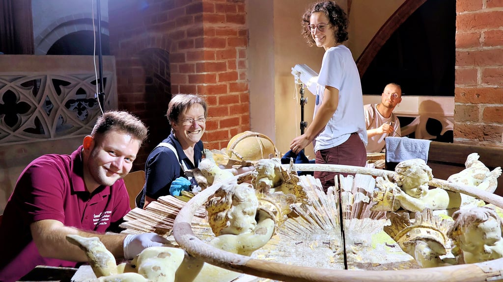 Toni Lorenz (von links), Christine Fuchs, Nicole Prommersberger und Thomas Kirsch arbeiten in der Enge der Zwillingskapelle im Havelberger Dom am Rahmen des Estorff-Epitaphs. Der Dom St. Marien gehört zur Kulturstiftung Sachsen-Anhalt.