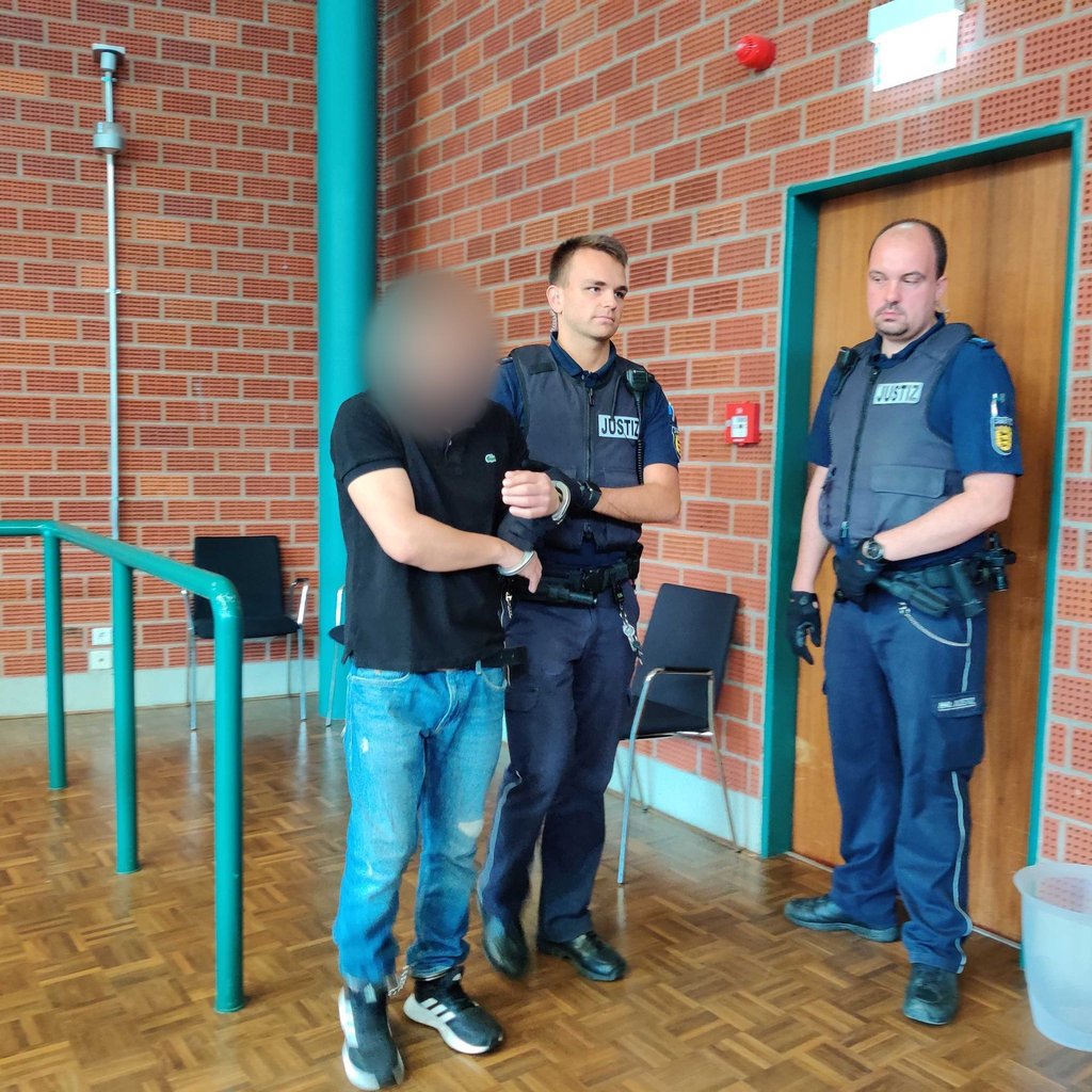 Der Angeklagte (l.) wird in Konstanz zu lebenslanger Haft verurteilt.