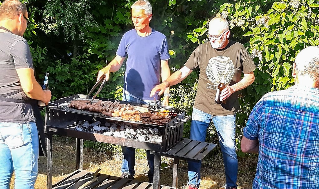 Bei der Grillparty der Flechtinger Landladies standen die Partner am Grill, während die Frauen für Salate, frisches Brot und frische Beilagen sorgten.