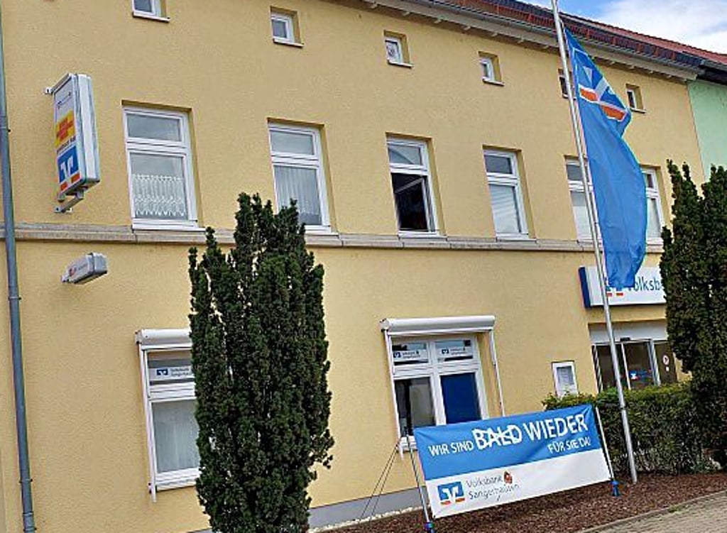 Schild vor der Volksbank-Filiale in Roßla.