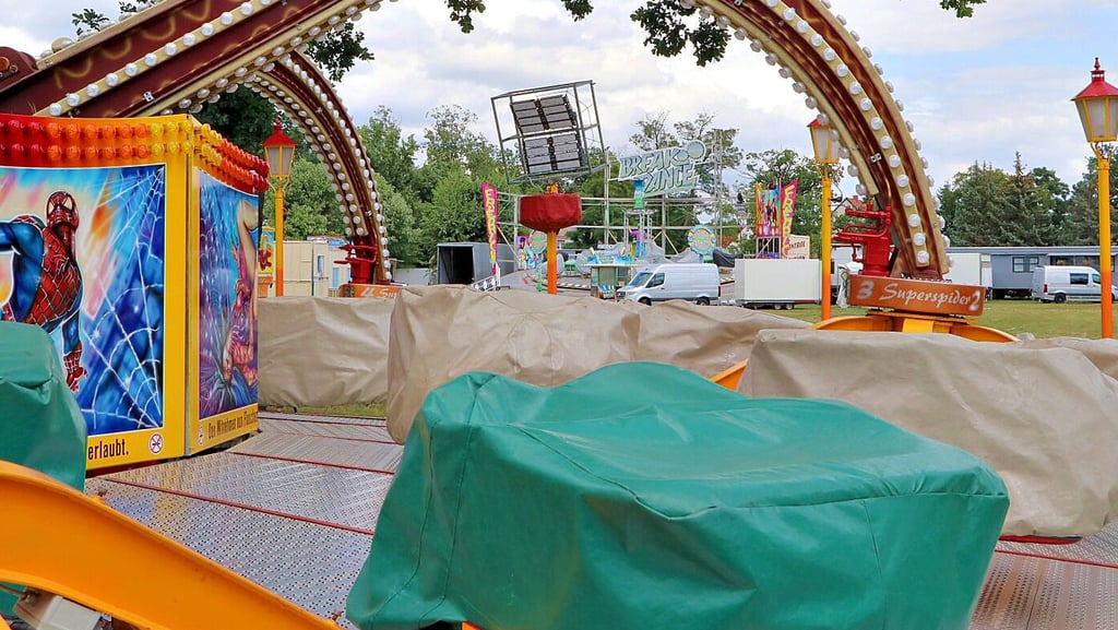 Einige Fahrgeschäfte stehen bereits auf dem Jessener Schulfestplatz. Hier ein Blick vom Spider zum Break-Dancer. Am Elsterdamm lief am Freitagnachmittag der Aufbau des großen Festzeltes.