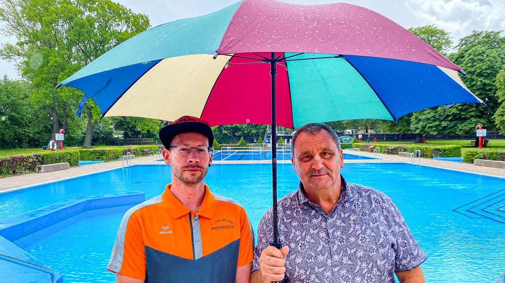 Regenschirm statt Rettungsring: In diesem Sommer herrscht oft gähnende Leere im Wernigeröder Waldhofbad, berichten Stephan Ruthe-Kaczmarek und sein Chef Ralf Schult.