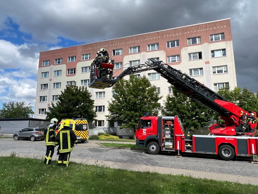 In der Franz-Mehring-Straße in Hettstedt wurde die Feuerwehr wegen starker Rauchentwicklung alarmiert.