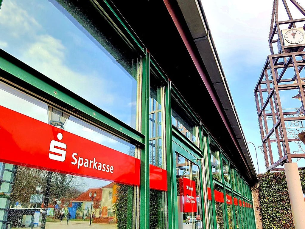 Die Geschäftsstelle der Harzsparkasse in Wernigerodes Breiter Straße hielt bis Ende 2022 noch einen Selbstbedienungsbereich und einen Servicebereich für die Kunden vor.