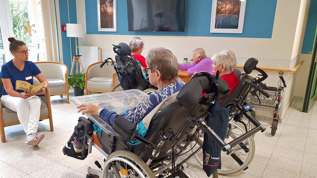 Vorlesestunde im Pflegeheim Am Karlsturm in Salzwedel: Bis zu einer stationären Betreuung von pflegebedürftigen Angehörigen sind viele Dinge zu beachten.