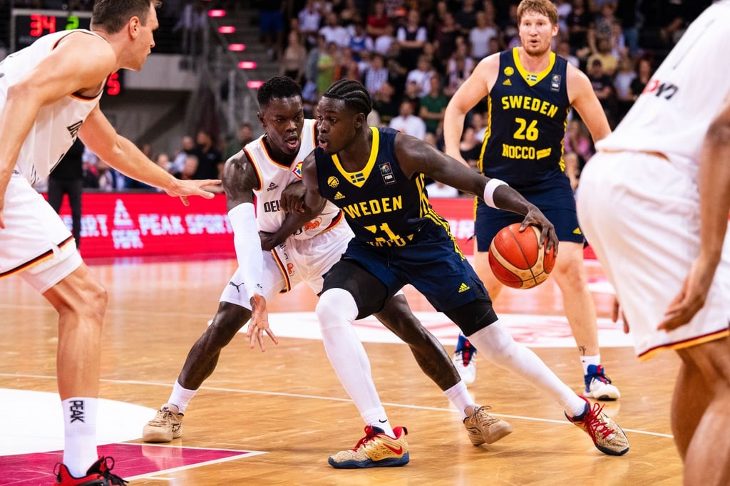 Das DBB-Team um Dennis Schröder (Mitte, links) gewann das erste Spiel der WM-Vorbereitung gegen Schweden.