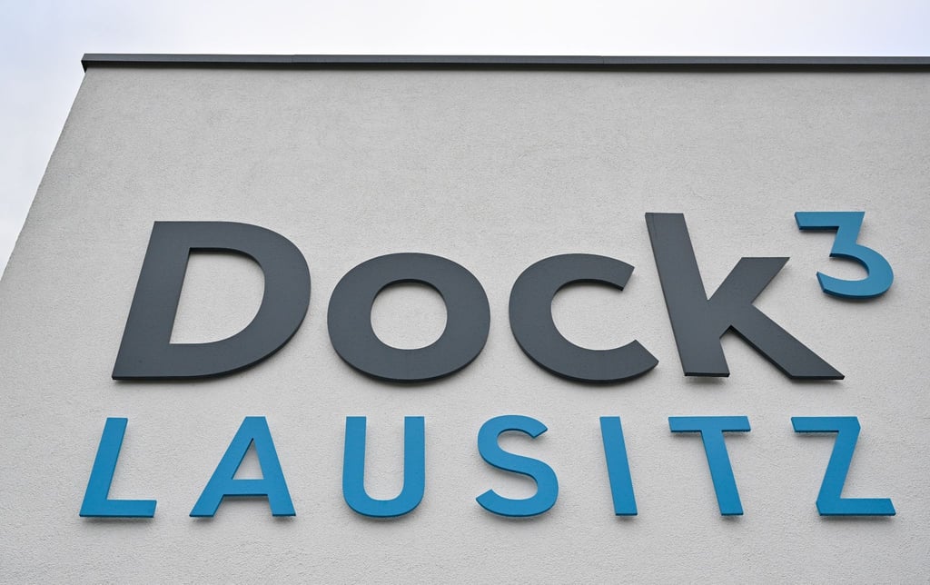 Das Dock3 Lausitz ist für Gründer und Startups. Es verfügt über voll ausgestattete Büros, flexible Werkhalle, Tagungsräume und Coworking am Industriepark Schwarze Pumpe.