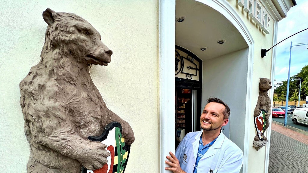 Zwei Bären, die das Wappen Anhalts halten, flankieren den Eingang von Jörg Wollmanns Bär-Apotheke.