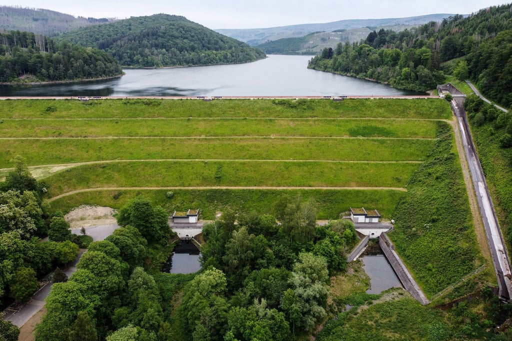 Blick auf die Sösetalsperre mit seiner Staumauer im Harz.
