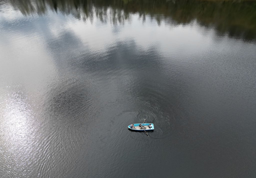 Ausflügler sind mit einem Ruderboot auf dem Stausee der Talsperre Wendefurth unterwegs.
