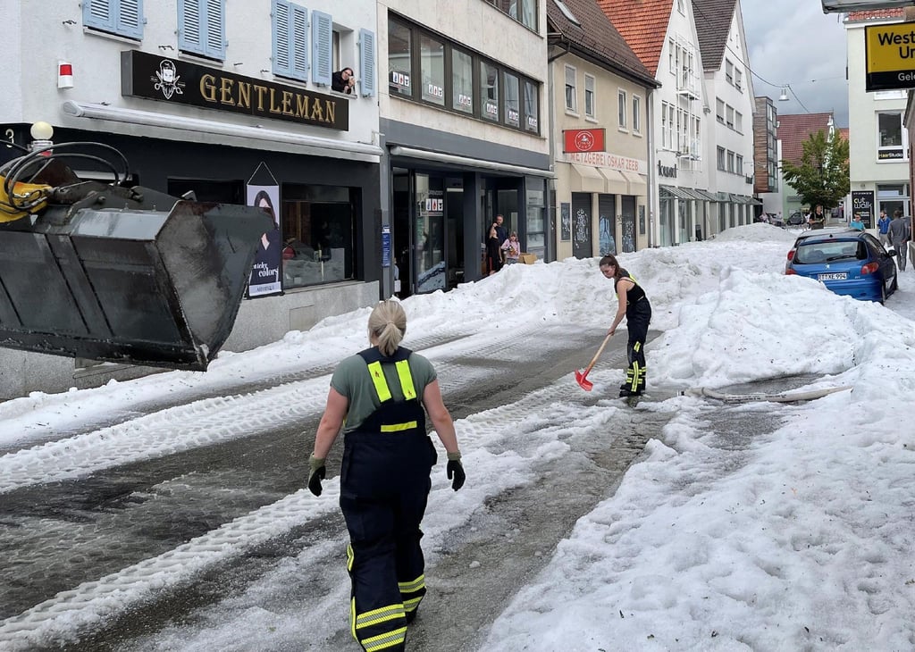 Nach einem Unwetter sind die Straßen in der Innenstadt von Reutlingen mit einer hohen Hagel-Schicht überzogen.