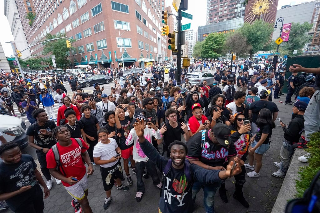 Vor der Aktion zweier Internet-Stars hatten sich am Union Square hauptsächlich jüngere Menschen versammelt.