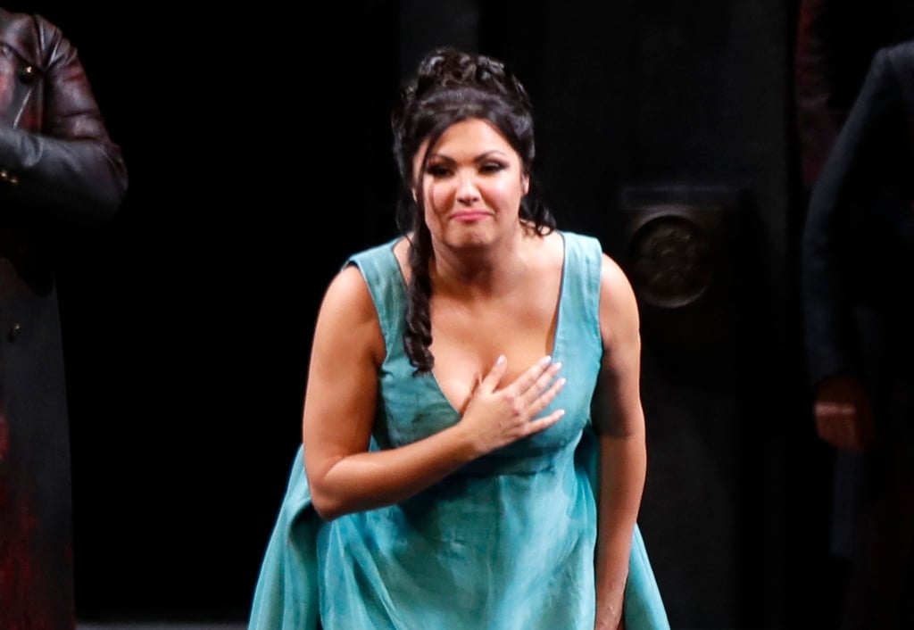 Die russische Sopranistin Anna Netrebko verbeugt sich am Ende einer Vorführung in Mailand vor dem Publikum.