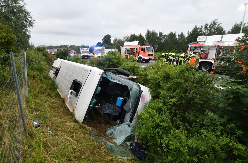Einsatzkräfte arbeiten am Samstagmorgen an der Unfallstelle bei einem Reisebus.