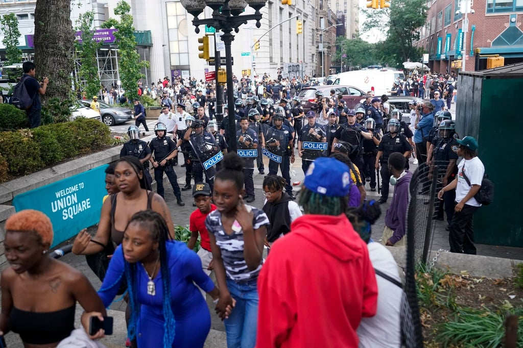 Polizeibeamte bereiten sich darauf vor, den Union Square zu räumen.