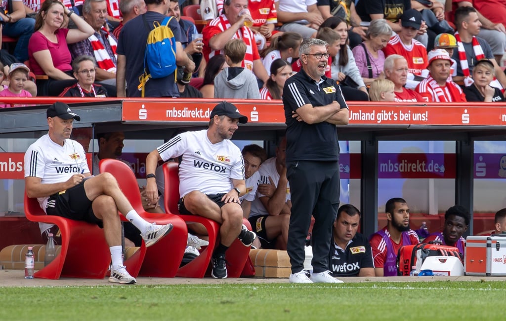 Trainer Urs Fischer (r) von Union Berlin ruft seinem Team etwas zu.
