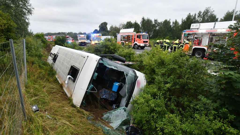 Einsatzkräfte arbeiten am Samstagmorgen an der Unfallstelle bei einem Reisebus.