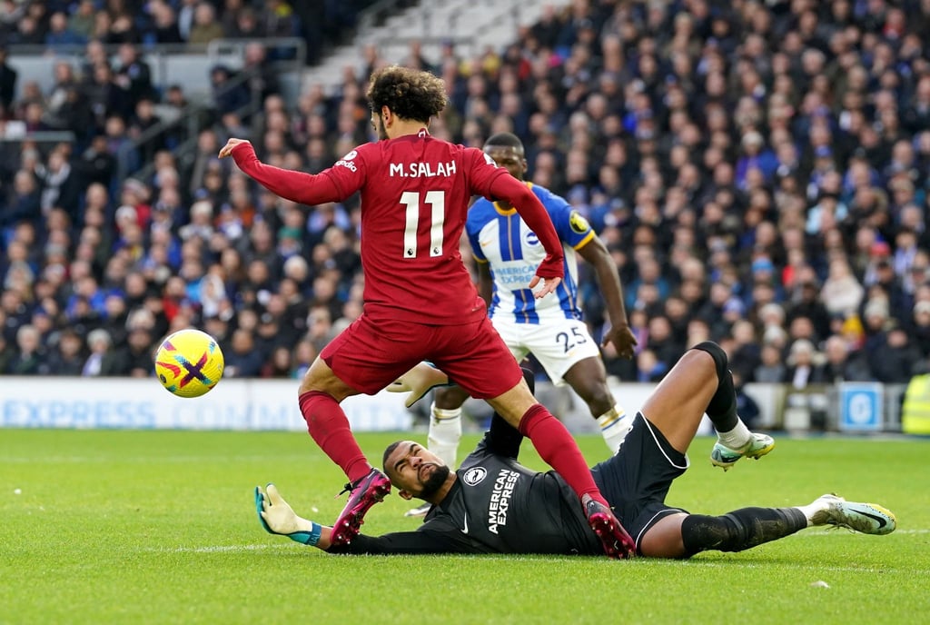 Torwart Robert Sanchez im Duell mit Mohamed Salah vom FC Liverpool.