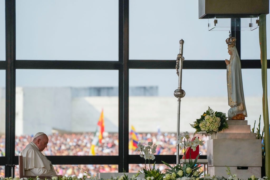 Papst Franziskus betet vor der Statue der Jungfrau Maria.
